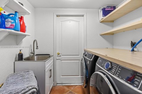 Casa en venta en Miami, Florida, 4 dormitorios, 275.36 m2 № 1969489 - foto 25