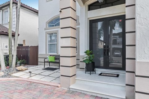 Casa en venta en Miami, Florida, 4 dormitorios, 275.36 m2 № 1969489 - foto 5