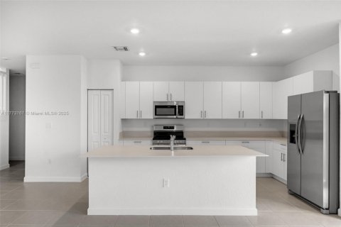 House in Homestead, Florida 5 bedrooms, 288.46 sq.m. № 1616954 - photo 12