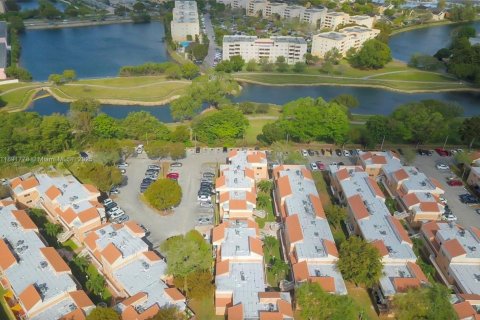 Copropriété à louer à Miami, Floride: 2 chambres, 101.26 m2 № 1943593 - photo 2