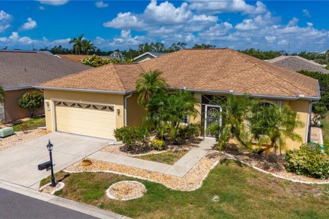 House in Port Charlotte, Florida 3 bedrooms, 143.91 sq.m. № 2124733