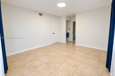 Appartement à louer à Hialeah, Floride: 2 chambres, 102.75 m2 № 2390012 - photo 11