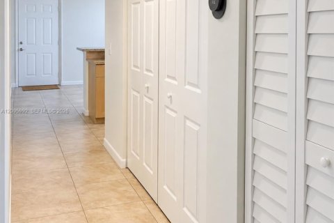 Appartement à louer à Hialeah, Floride: 2 chambres, 102.75 m2 № 2390012 - photo 6