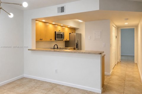 Appartement à louer à Hialeah, Floride: 2 chambres, 102.75 m2 № 2390012 - photo 2