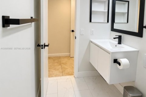 Appartement à louer à Hialeah, Floride: 2 chambres, 102.75 m2 № 2390012 - photo 5