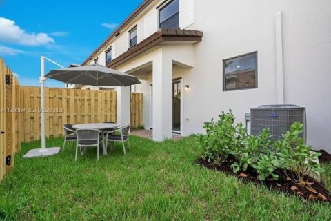 Купить таунхаус в Пемброк-Пайнс, Флорида 3 спальни, 140м2, № 2011179 - фото 22