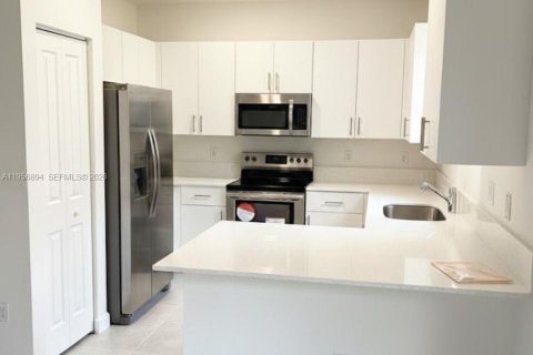 Adosado en venta en Pembroke Pines, Florida, 3 dormitorios, 140 m2 № 2011179 - foto 5