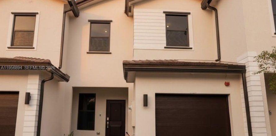 Adosado en Pembroke Pines, Florida 3 dormitorios, 140 m2 № 2011179