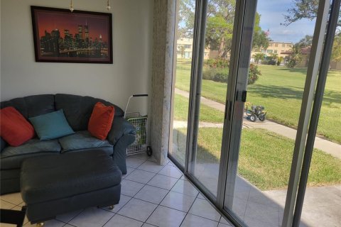Condo in Saint Petersburg, Florida, 2 bedrooms № 2144926 - photo 13