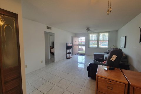 Condo in Saint Petersburg, Florida, 2 bedrooms № 2144926 - photo 8