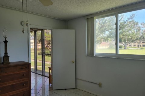 Condo in Saint Petersburg, Florida, 2 bedrooms № 2144926 - photo 18