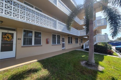 Condo in Saint Petersburg, Florida, 2 bedrooms № 2144926 - photo 4