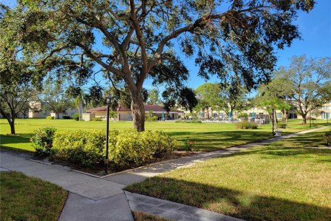 Condo in Saint Petersburg, Florida, 2 bedrooms № 2144926 - photo 30