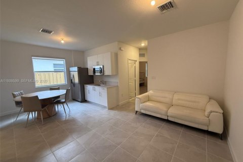 Villa ou maison à louer à Homestead, Floride: 2 chambres № 1996993 - photo 2