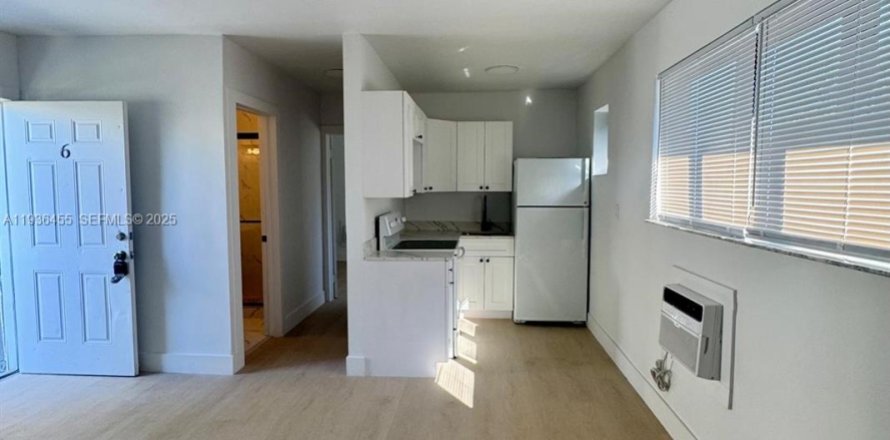 Apartment in Miami, Florida 1 bedroom, 306.21 sq.m. № 1994426