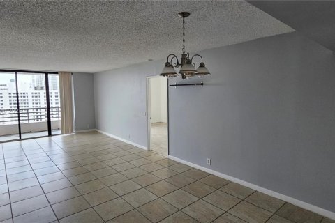 Condo in Aventura, Florida, 2 bedrooms № 1981897 - photo 3
