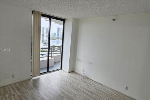 Condo in Aventura, Florida, 2 bedrooms № 1981897 - photo 16