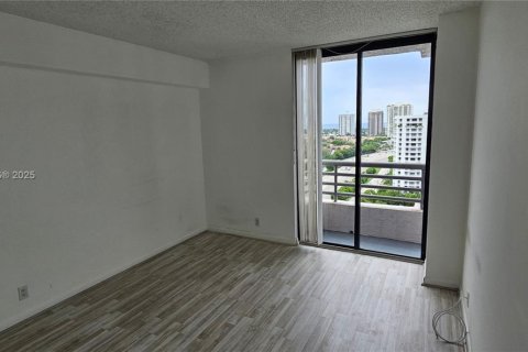 Condo in Aventura, Florida, 2 bedrooms № 1981897 - photo 17