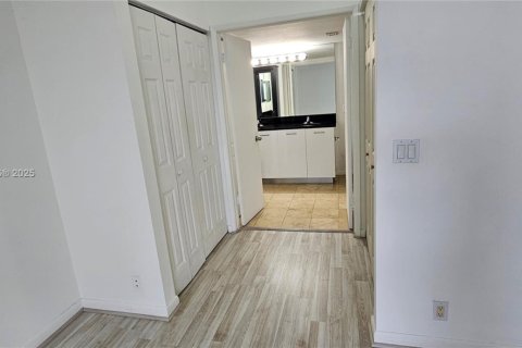 Condo in Aventura, Florida, 2 bedrooms № 1981897 - photo 18