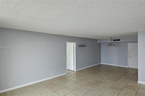 Condo in Aventura, Florida, 2 bedrooms № 1981897 - photo 5