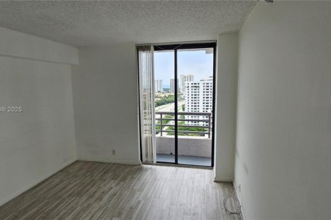 Condo in Aventura, Florida, 2 bedrooms № 1981897 - photo 15