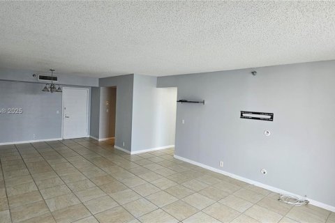 Condo in Aventura, Florida, 2 bedrooms № 1981897 - photo 11