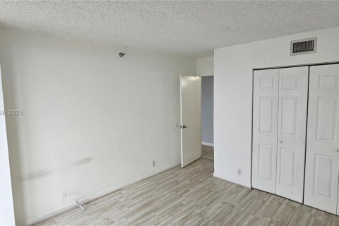 Condo in Aventura, Florida, 2 bedrooms № 1981897 - photo 13