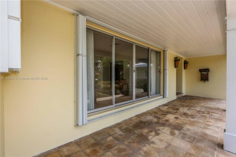 House in Hollywood, Florida 4 bedrooms, 278.61 sq.m. № 1830836 - photo 14