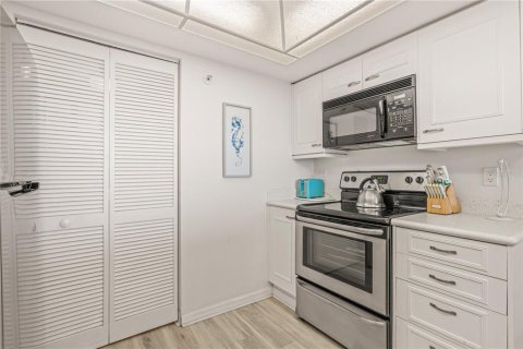 Condo in Daytona Beach Shores, Florida, 2 bedrooms  № 2379046 - photo 22