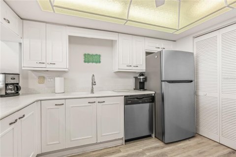 Condo in Daytona Beach Shores, Florida, 2 bedrooms  № 2379046 - photo 21