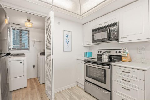 Condo in Daytona Beach Shores, Florida, 2 bedrooms  № 2379046 - photo 23