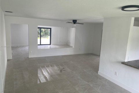 Villa ou maison à louer à Miami Gardens, Floride: 4 chambres, 198.07 m2 № 1954172 - photo 2