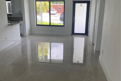 Villa ou maison à louer à Miami Gardens, Floride: 4 chambres, 198.07 m2 № 1954172 - photo 4