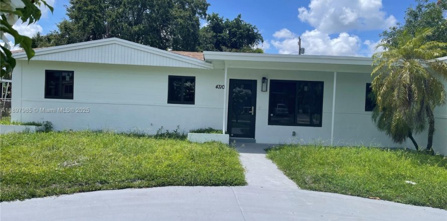 Villa ou maison à Miami Gardens, Floride 4 chambres, 198.07 m2 № 1954172