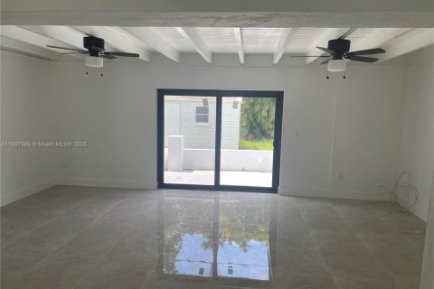 Villa ou maison à louer à Miami Gardens, Floride: 4 chambres, 198.07 m2 № 1954172 - photo 5
