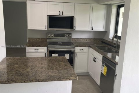 Villa ou maison à louer à Miami Gardens, Floride: 4 chambres, 198.07 m2 № 1954172 - photo 3