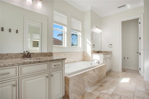 House in Bradenton, Florida 4 bedrooms, 377.74 sq.m. № 1583978 - photo 12
