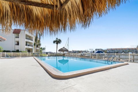 Condo in Saint Petersburg, Florida, 2 bedrooms  № 1446635 - photo 9