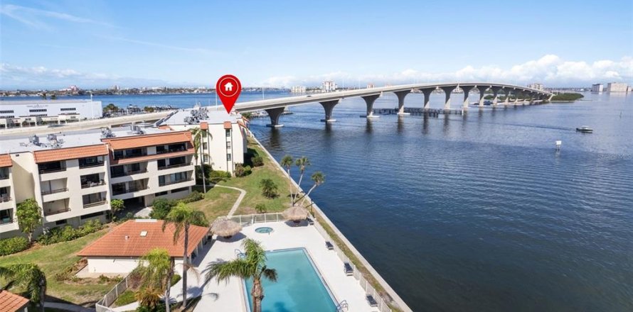 Condo in Saint Petersburg, Florida, 2 bedrooms  № 1446635