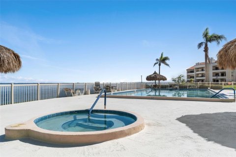 Condo in Saint Petersburg, Florida, 2 bedrooms  № 1446635 - photo 12