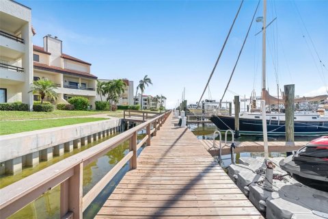 Condo in Saint Petersburg, Florida, 2 bedrooms  № 1446635 - photo 8