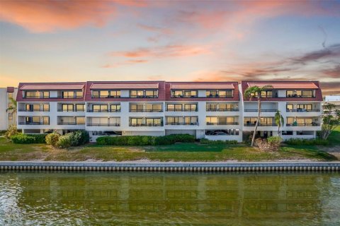 Condo in Saint Petersburg, Florida, 2 bedrooms  № 1446635 - photo 2