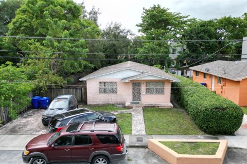 House in Miami, Florida 4 bedrooms, 130.06 sq.m. № 1965424 - photo 1