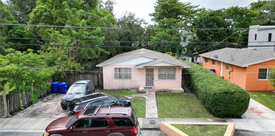 House in Miami, Florida 4 bedrooms, 130.06 sq.m. № 1965424