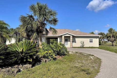 Immobilier commercial à Port Charlotte, Floride 5 chambres, 294.5 m2 № 2371536