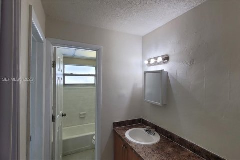 Apartamento en alquiler en Opa-locka, Florida, 2 dormitorios, 78.97 m2 № 2152995 - foto 13