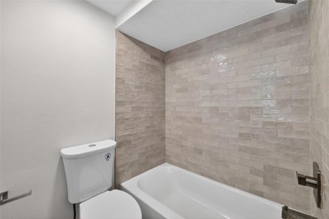 Apartamento en alquiler en Port Richey, Florida, 2 dormitorios, 99.59 m2 № 2099190 - foto 18