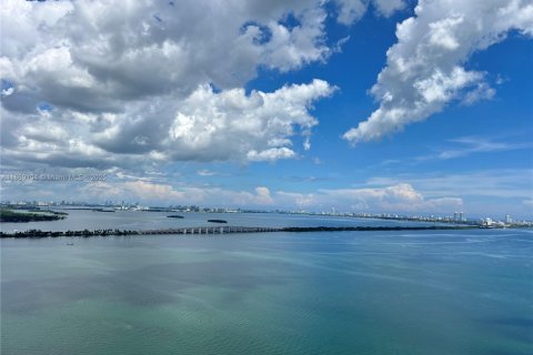 Condo in Miami, Florida, 3 bedrooms  № 1924974 - photo 1