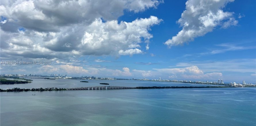 Condo in Miami, Florida, 3 bedrooms  № 1924974