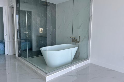 Condo in Miami, Florida, 3 bedrooms  № 1924974 - photo 24